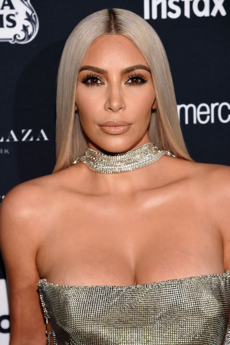 coloration blond polaire cheveux longs XXL Kim Kardashian