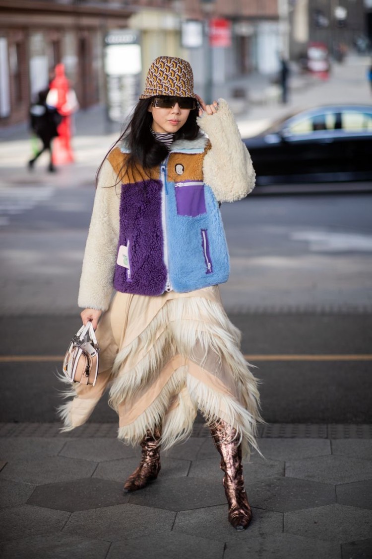 comment porter un bob imprimé luxe jupe plumes veste color block