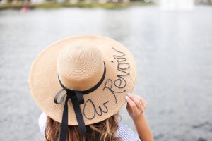 customiser un chapeau de paille broderie Au Revoir noeud noir