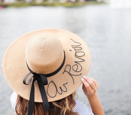 customiser un chapeau de paille broderie Au Revoir noeud noir