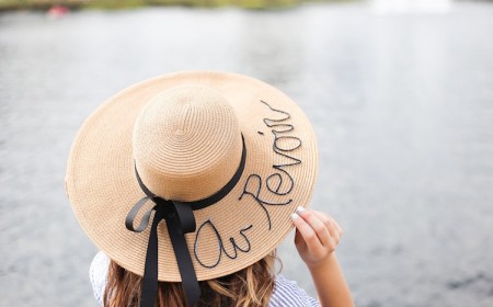 customiser un chapeau de paille broderie Au Revoir noeud noir
