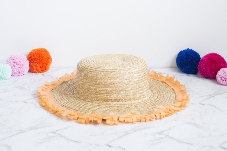 customiser un chapeau de paille guirlande raphia frangee