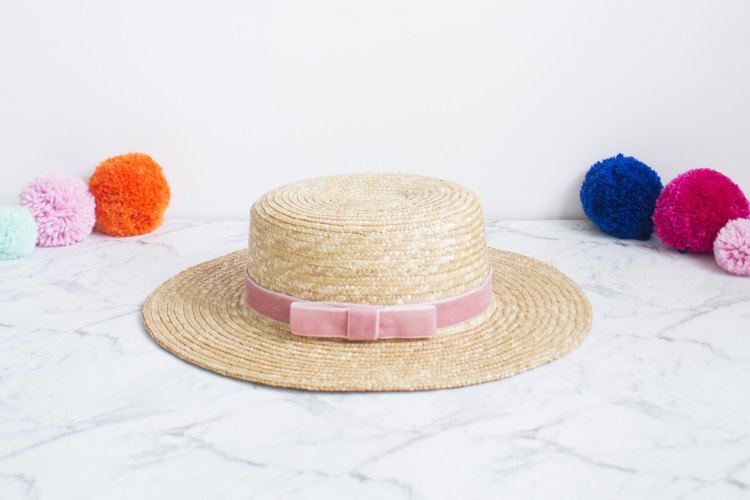 customiser un chapeau de paille noeud rose