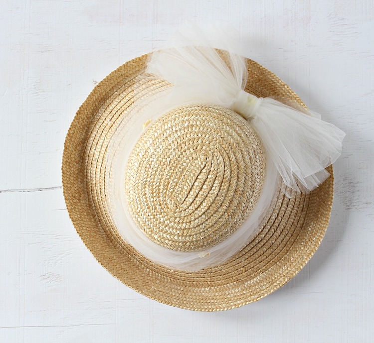 customiser un chapeau de paille noeud tulle blanc