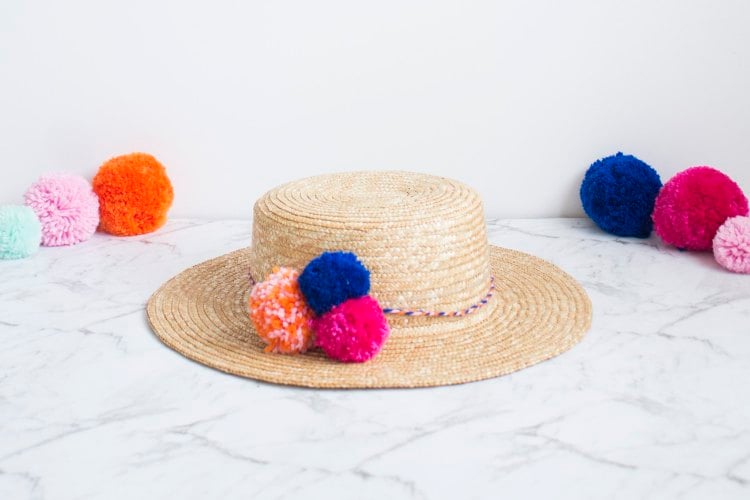 customiser un chapeau de paille pompons laine