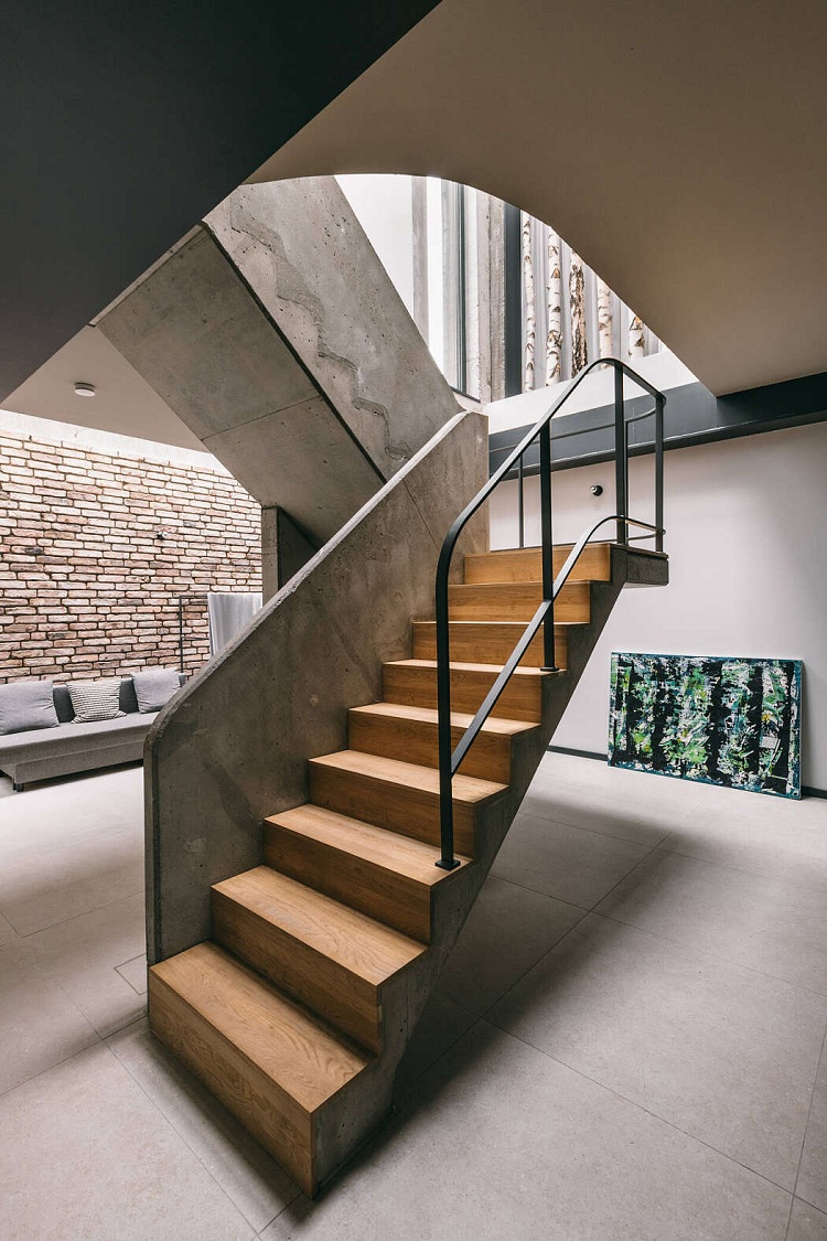 déco style loft moderne penthouse Berlin escalier bois et béton