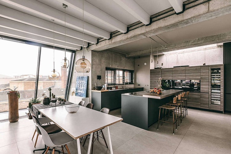 déco style loft moderne penthouse salle à manger fenêtres panoramiques cuisine chic béton