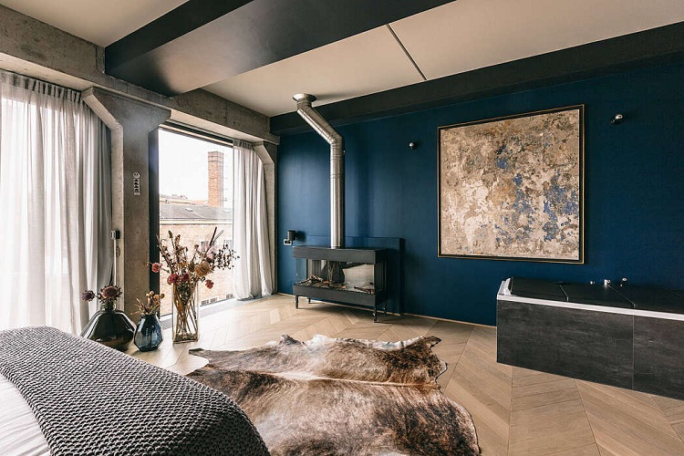 déco style loft mur d'accent bleu tableau artiste béton parquet