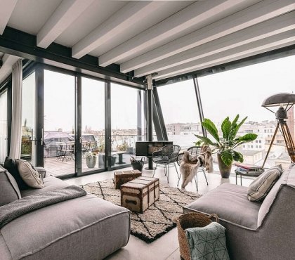 déco style loft penthouse Berlin canapés gris verdure fenêtres panoramiques