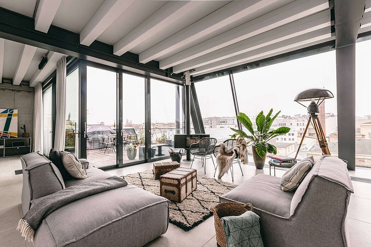 déco style loft penthouse Berlin canapés gris verdure fenêtres panoramiques
