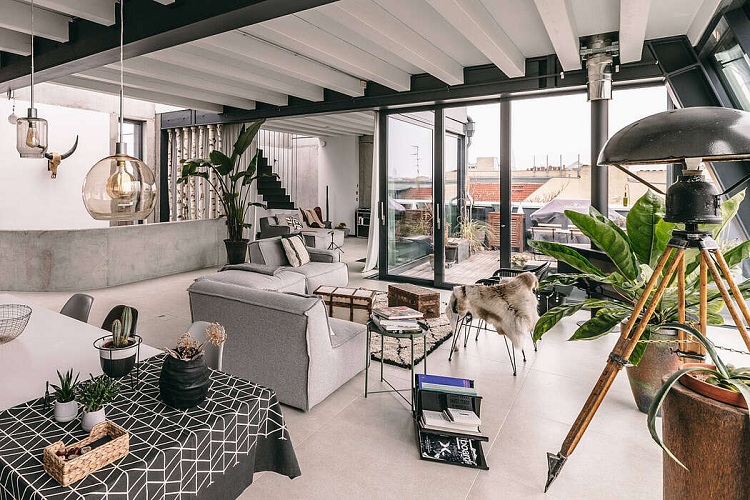 déco style loft penthouse moderne verdure salon canapés gris fenêtres panoramiques