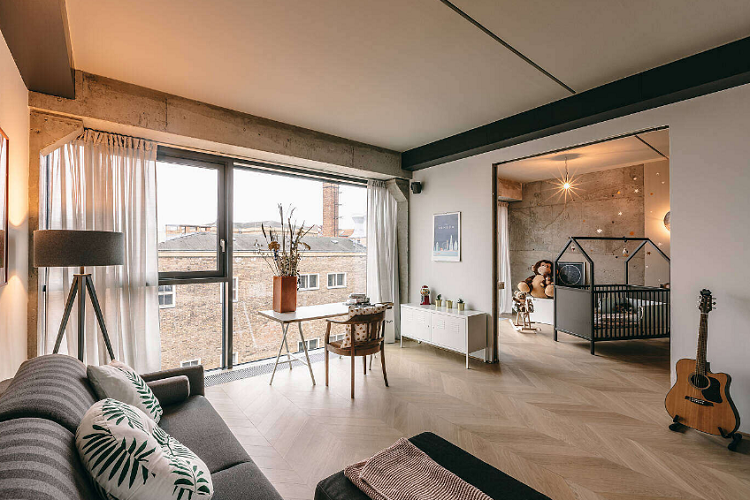 déco style loft salon cosy canapé gris grandes fenêtres chambre enfant mur béton