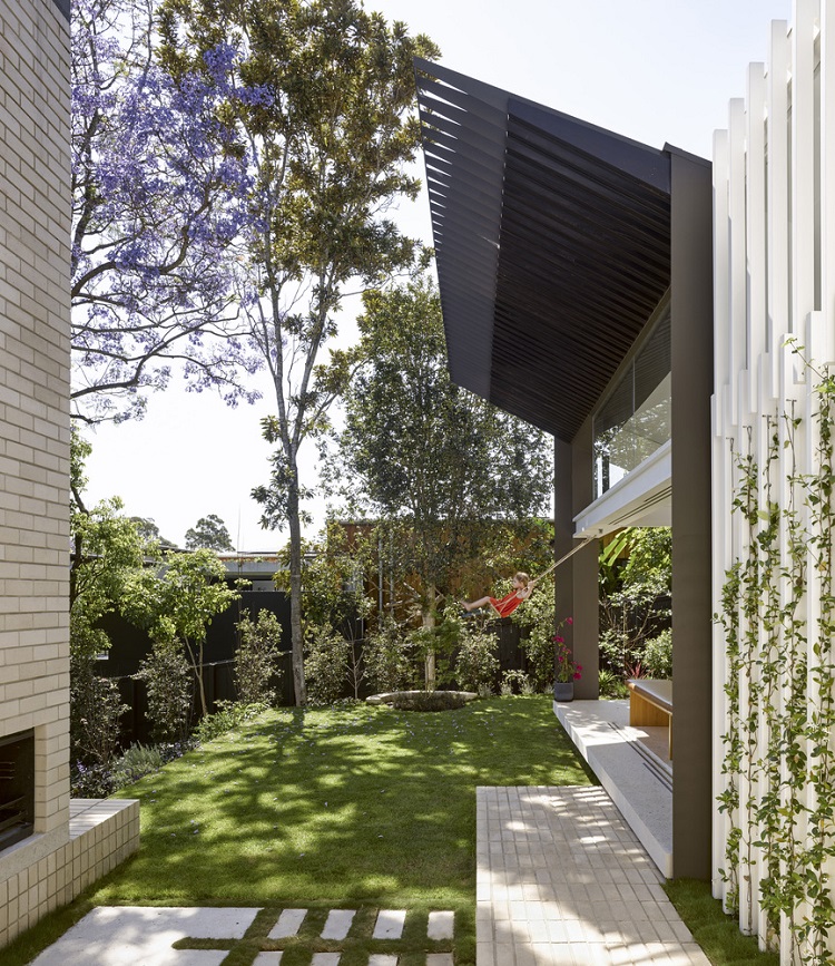 extension cuisine ouverte sur le jardin maison australienne bois et béton
