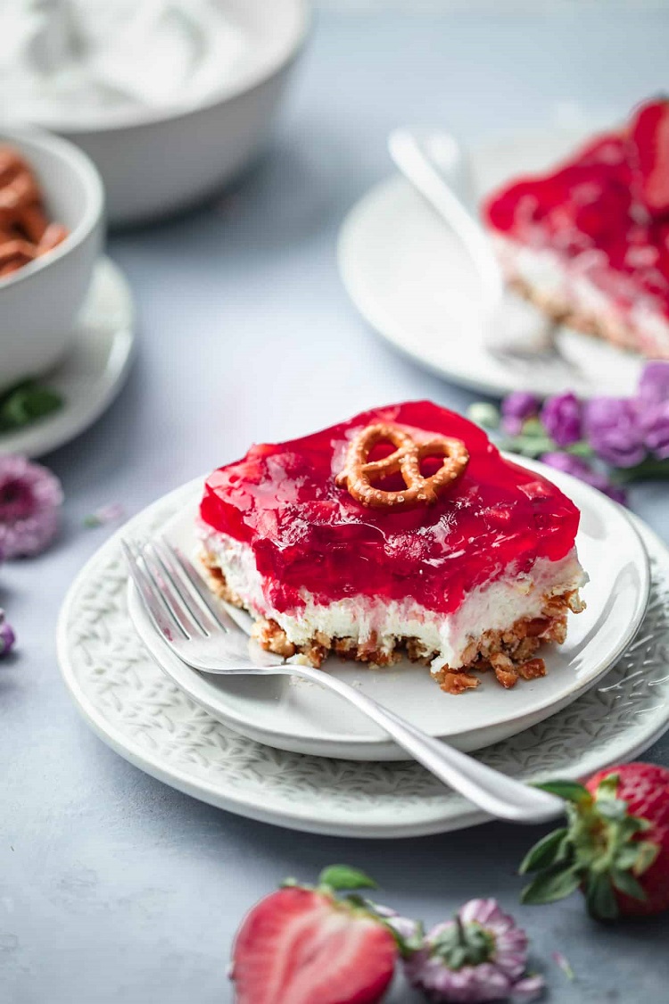 gâteau sucré-salé sans cuisson carré aux fraises bretzels
