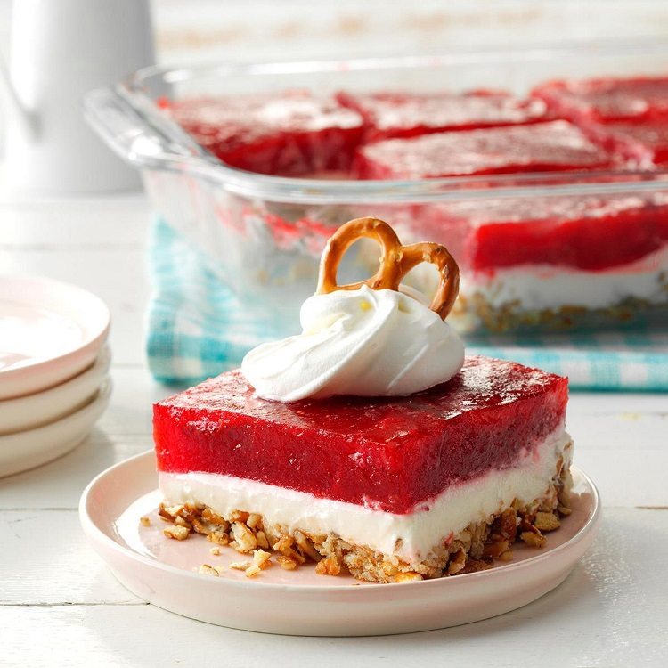 gâteau sucré-salé sans cuisson carrés réfrigérés aux fraises croûte de bretzels