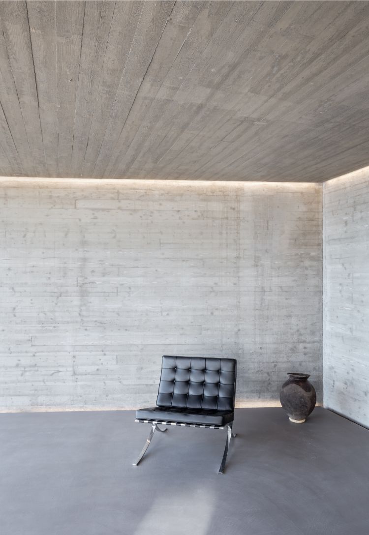 intérieur minimaliste sol béton ciré maison italienne