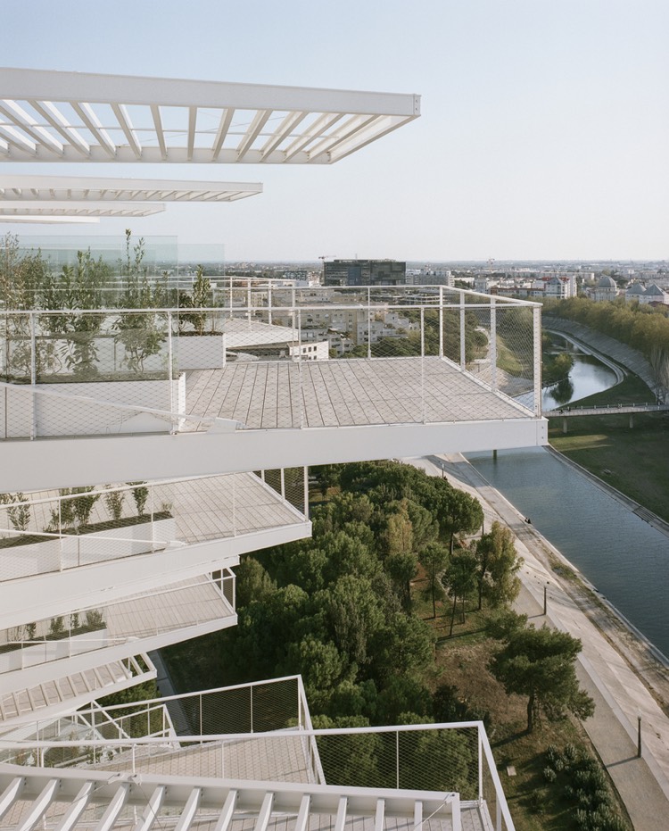 l’Arbre blanc de Montpellier curiosité architecturale balcons suspendus au dessus du vide