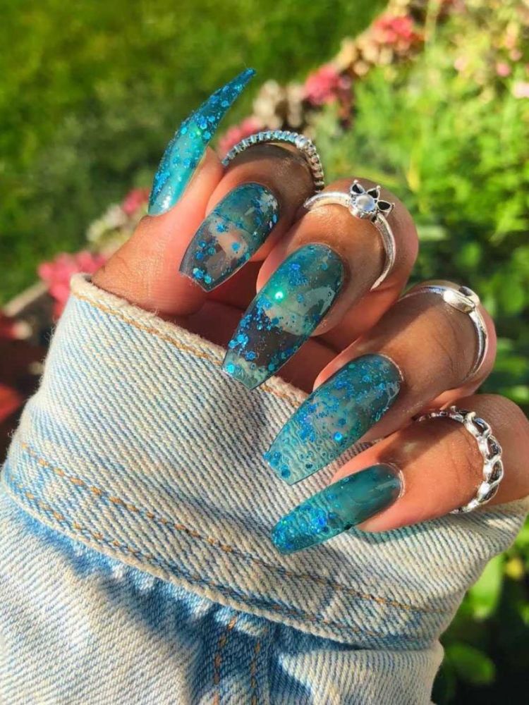 manucure faux ongles transparents longs jelly nails bleu clair paillettés