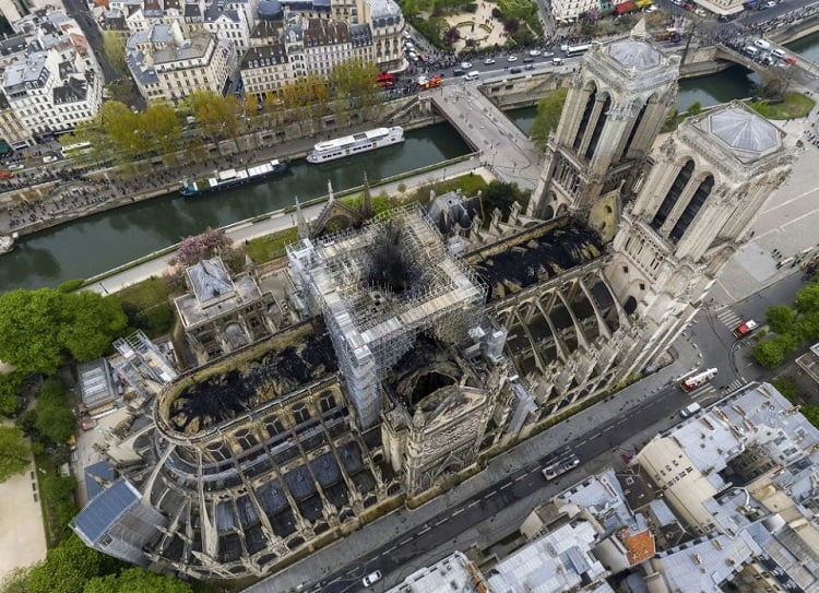 messe à Notre-Dame de Paris après incendie cathédrale