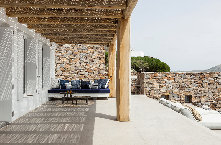 pergola bois massif façade blanche pierre naturelle résidence Syros ambiance conviviale