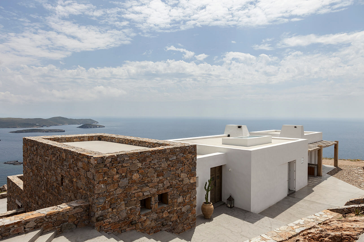 pergola bois massif façade blanche pierre naturelle résidence Syros