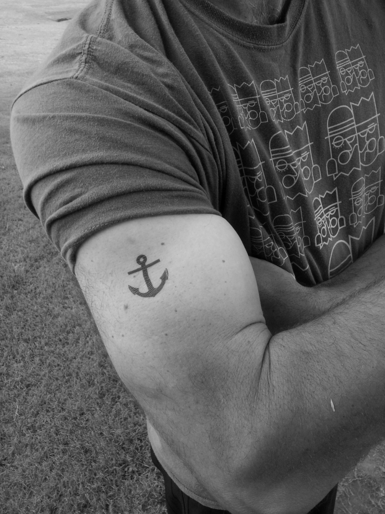 petit tatouage homme ancre marine idée minimaliste
