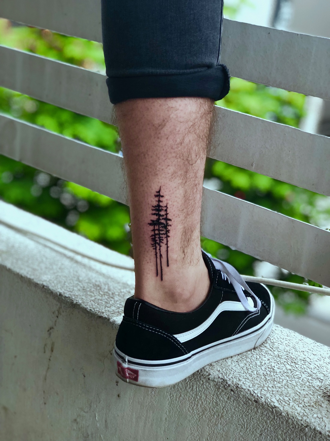 petit tatouage homme arbres idée simple sur la jambe