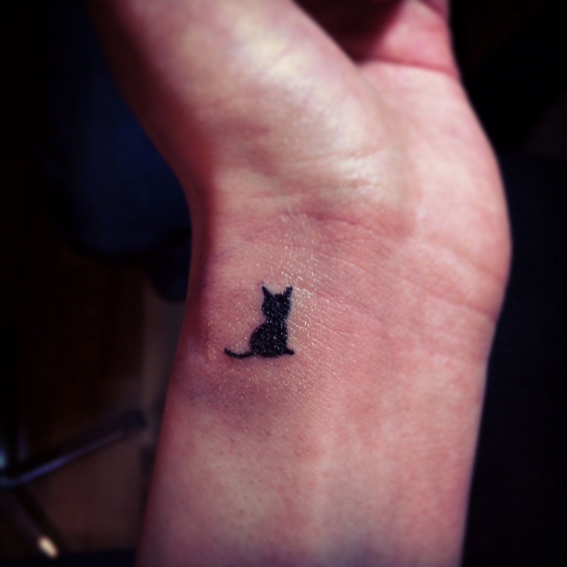 petit tatouage homme chat mignon sur le poignet