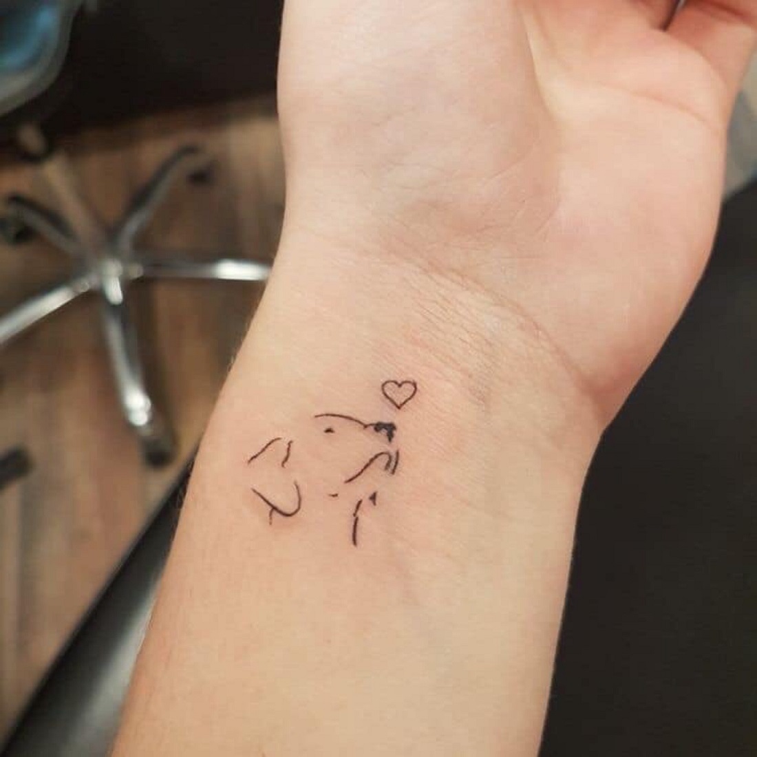 petit tatouage homme contours coeur chien poignet
