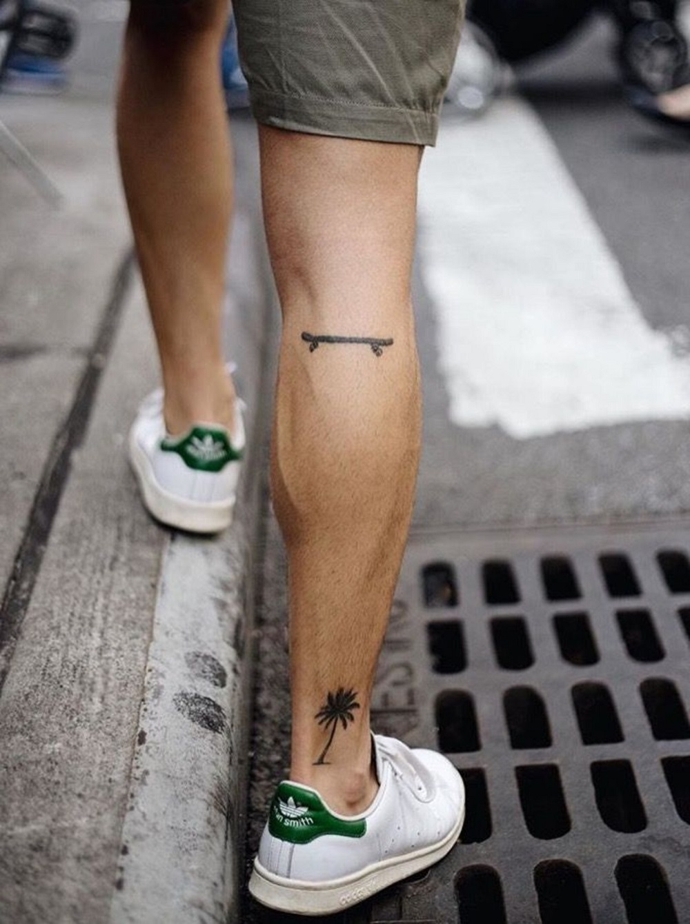 petit tatouage homme deux tattoos simples sur la jambe