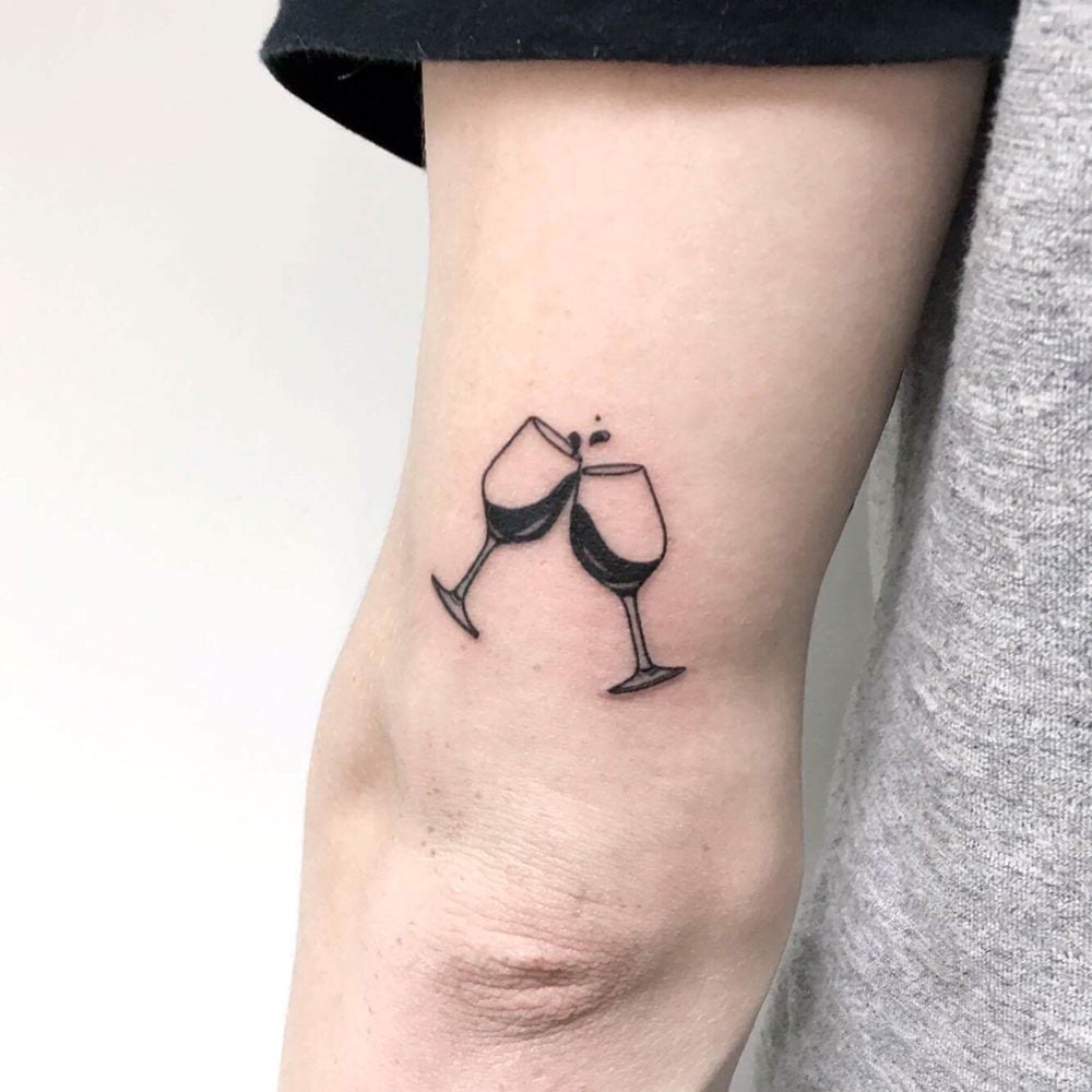 petit tatouage homme deux verres de vin sur l'avant-bras