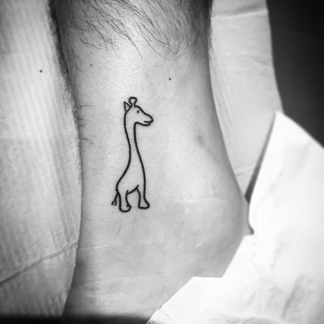 petit tatouage homme giraffe cheville