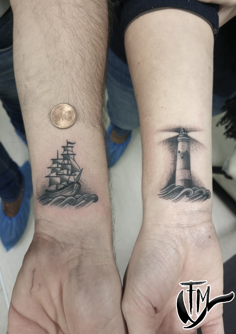 petit tatouage homme idée pour couple voyageurs