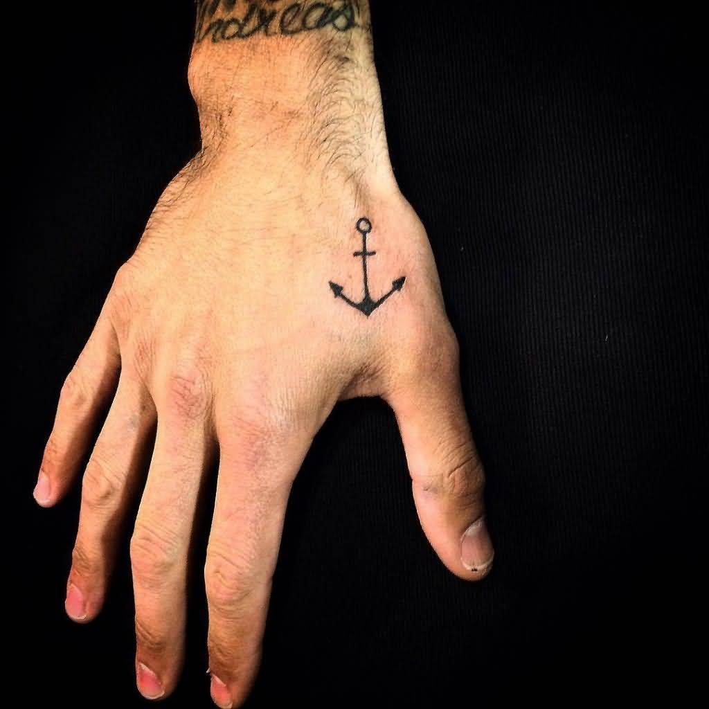 petit tatouage homme jolie ancre marine sur la main