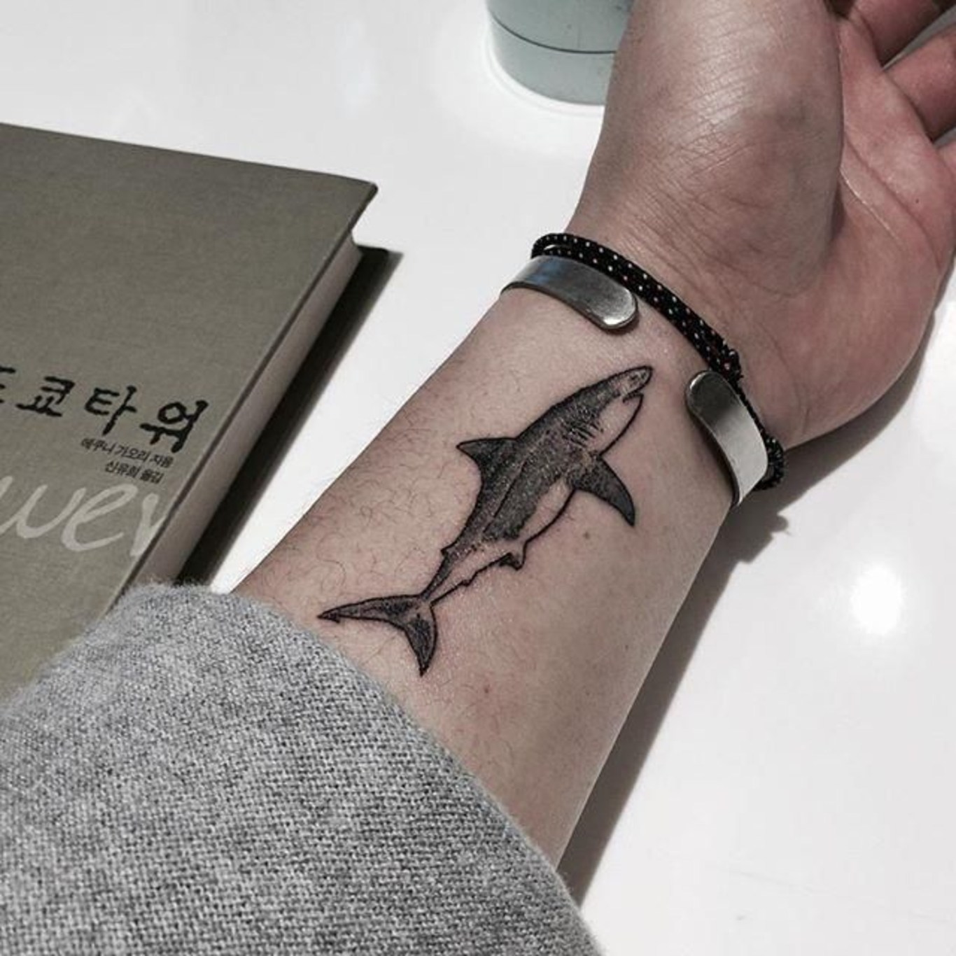 petit tatouage homme requin sur l'avant-bras