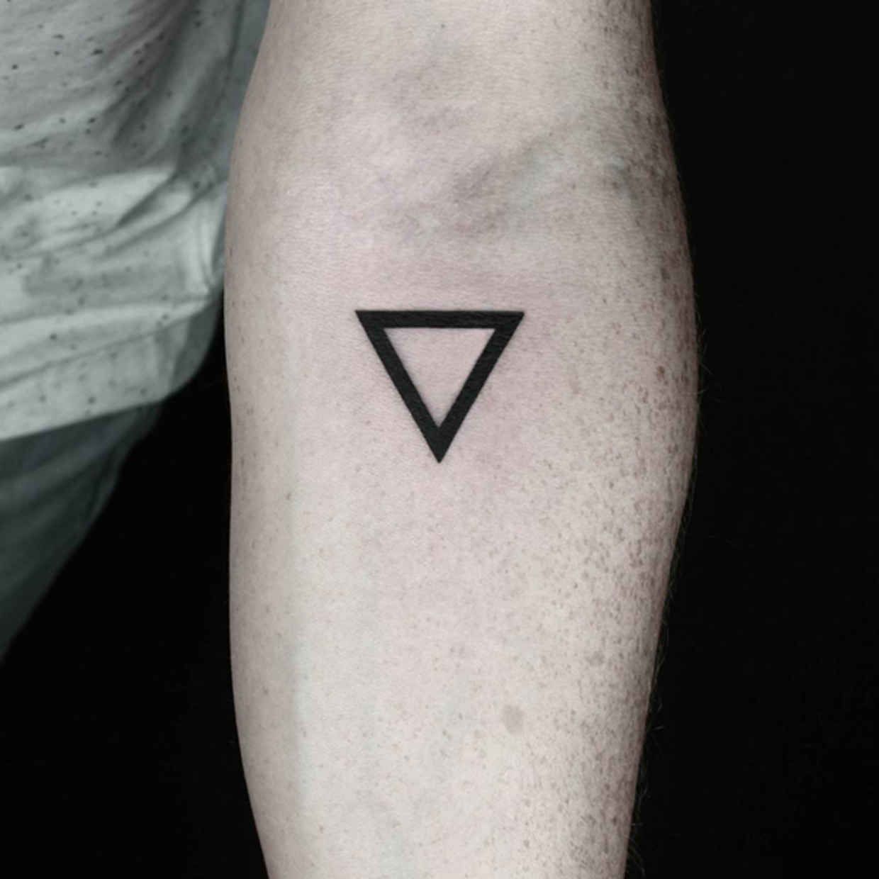 petit tatouage homme simple triangle renversé avant-bras