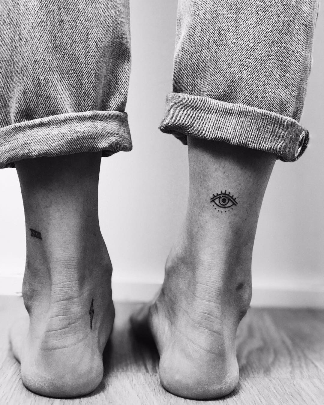 petit tatouage homme sur les jambes idées minimalistes