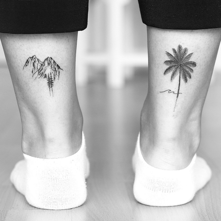 petit tatouage homme sur les jampes palmier contours de montagne