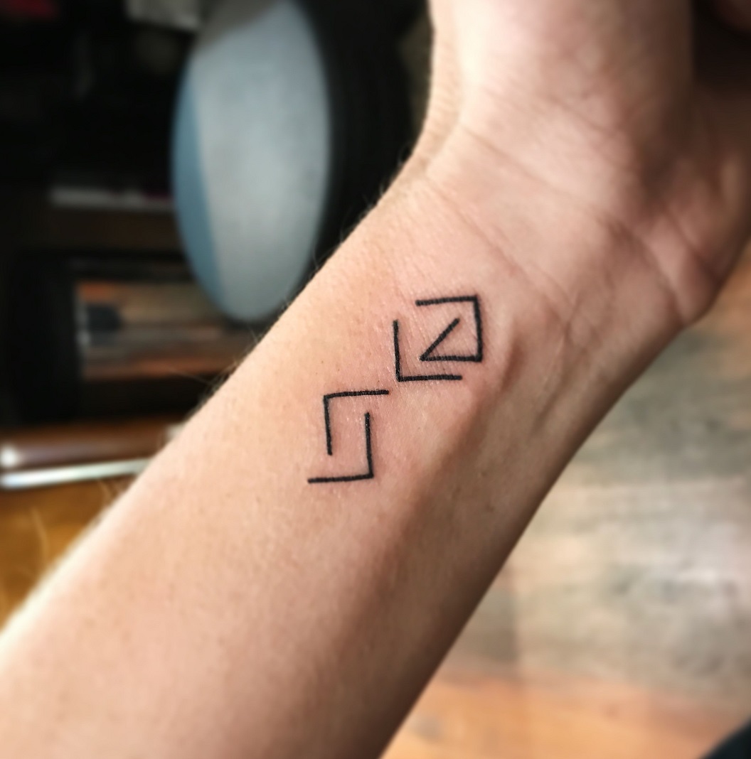 petit tatouage homme symboles géométriques sur le poignet
