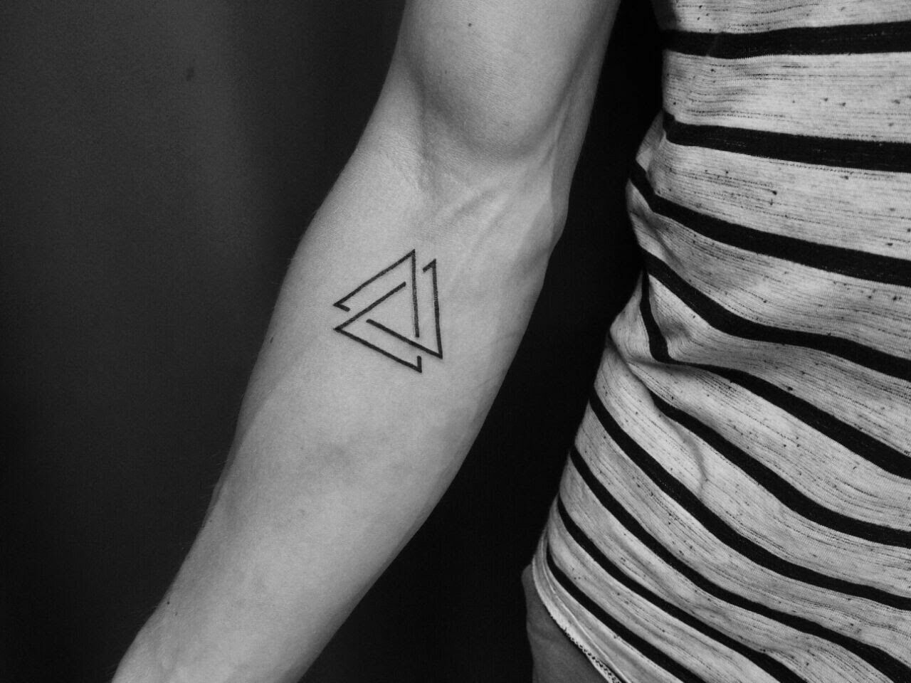 petit tatouage homme triangles sur l'avant-bras