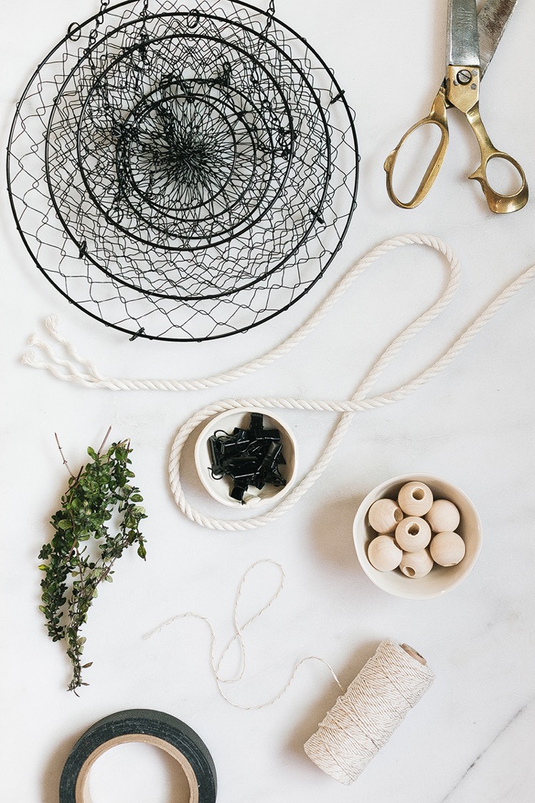 projet DIY support sechage herbes aromatiques paniers en metal perles en bois corde ficelle