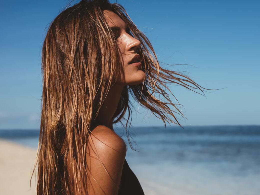 protection solaire visage cheveux produits protecteurs soins naturels réflexes adopter avant bronzage