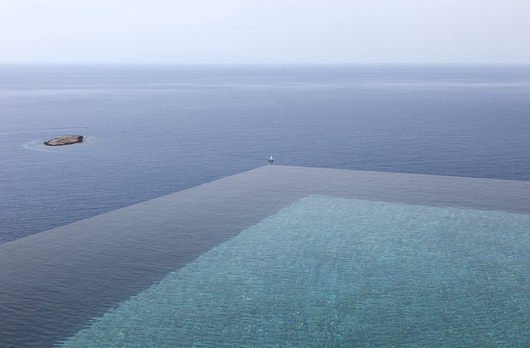 résidence Syros vue époustouflante piscine à débordement