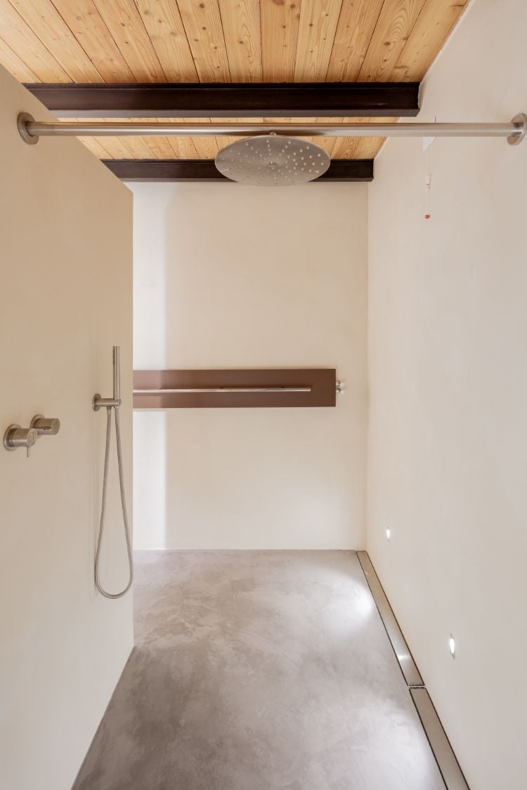 salle de bain bois et blanc sol en béton ciré spots