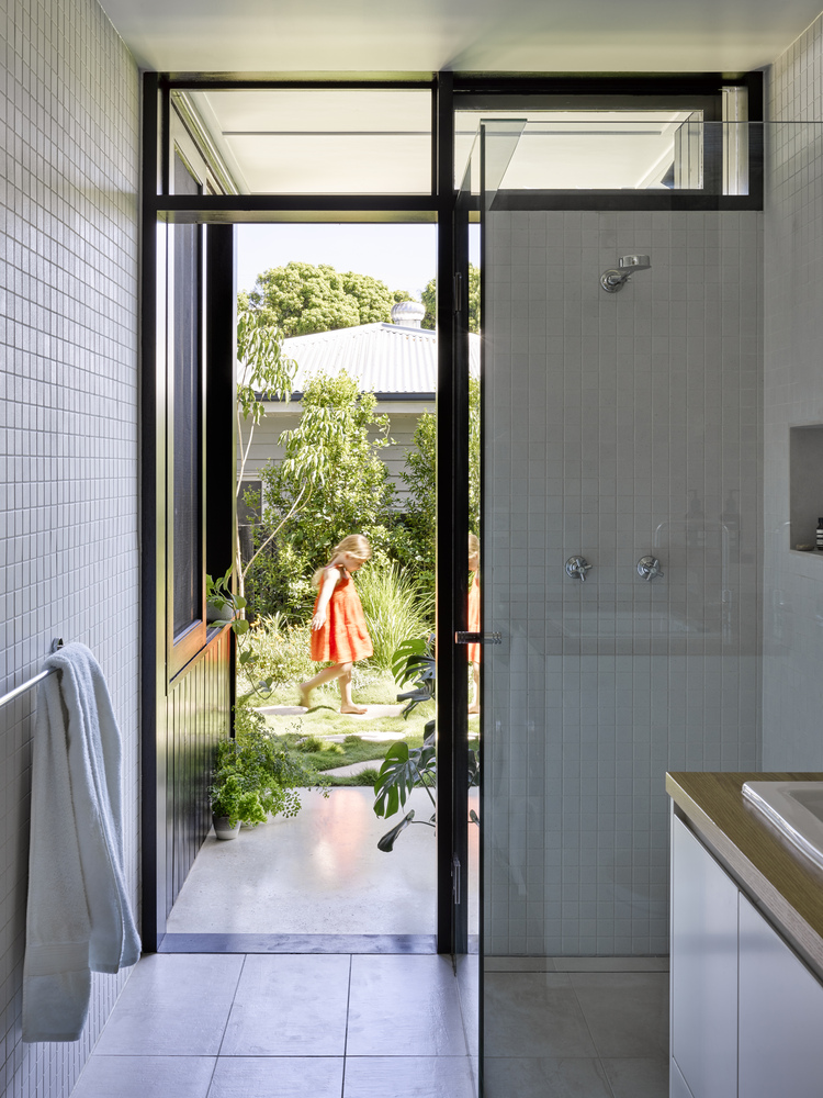 salle de bain moderne donnant sur le jardin touches de bois