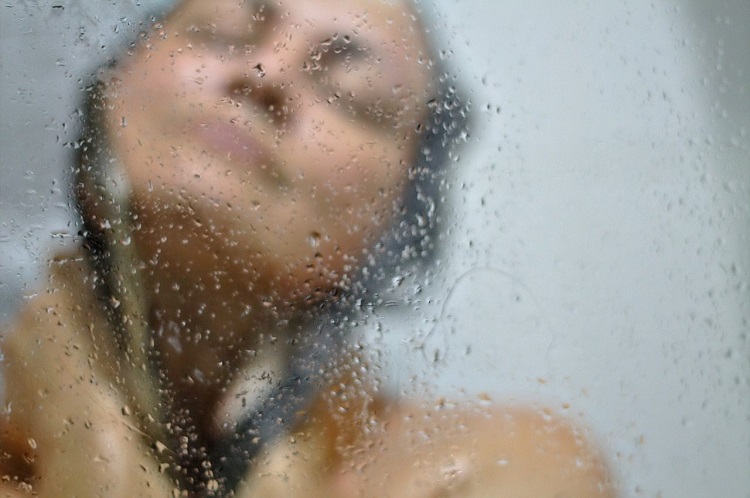 soin anti-cellulite naturel maison jet eau froide après chaque douche