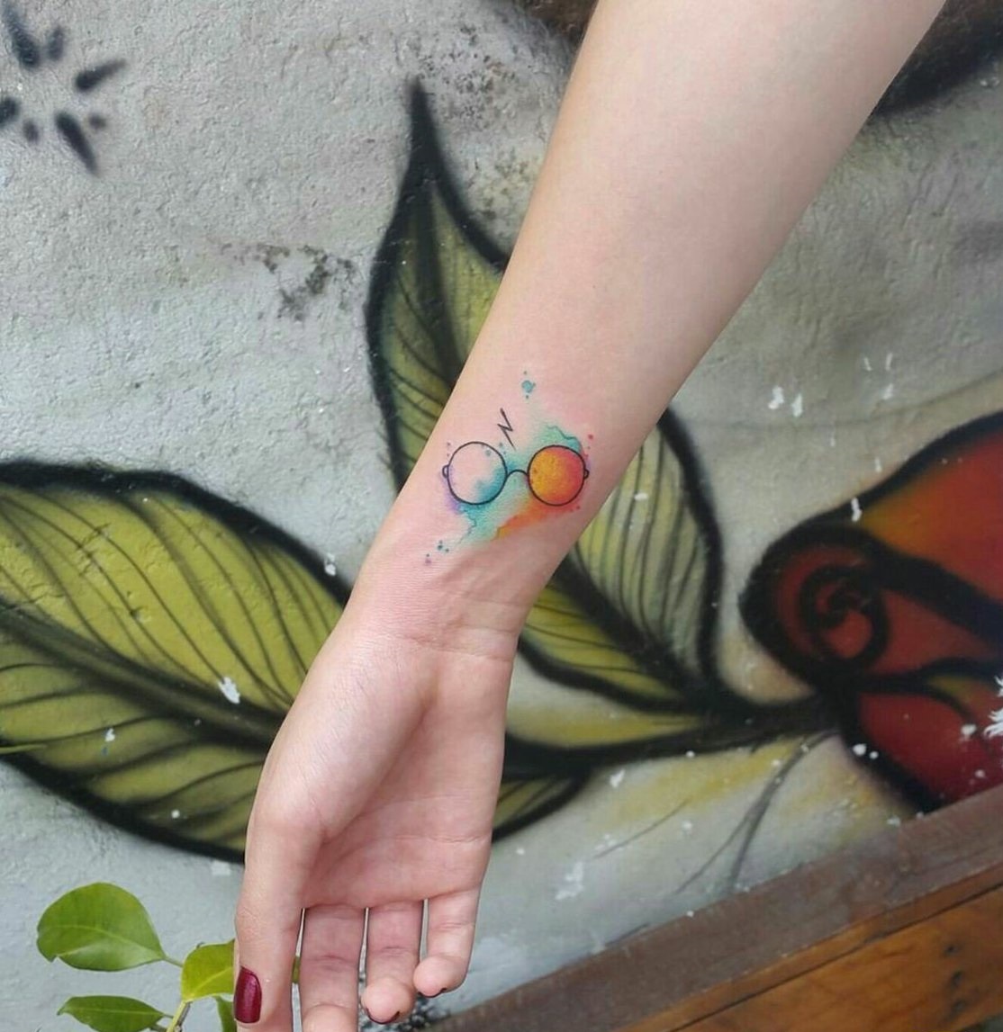 tatouage Harry Potter effet watercolor lunettes éclair poignet
