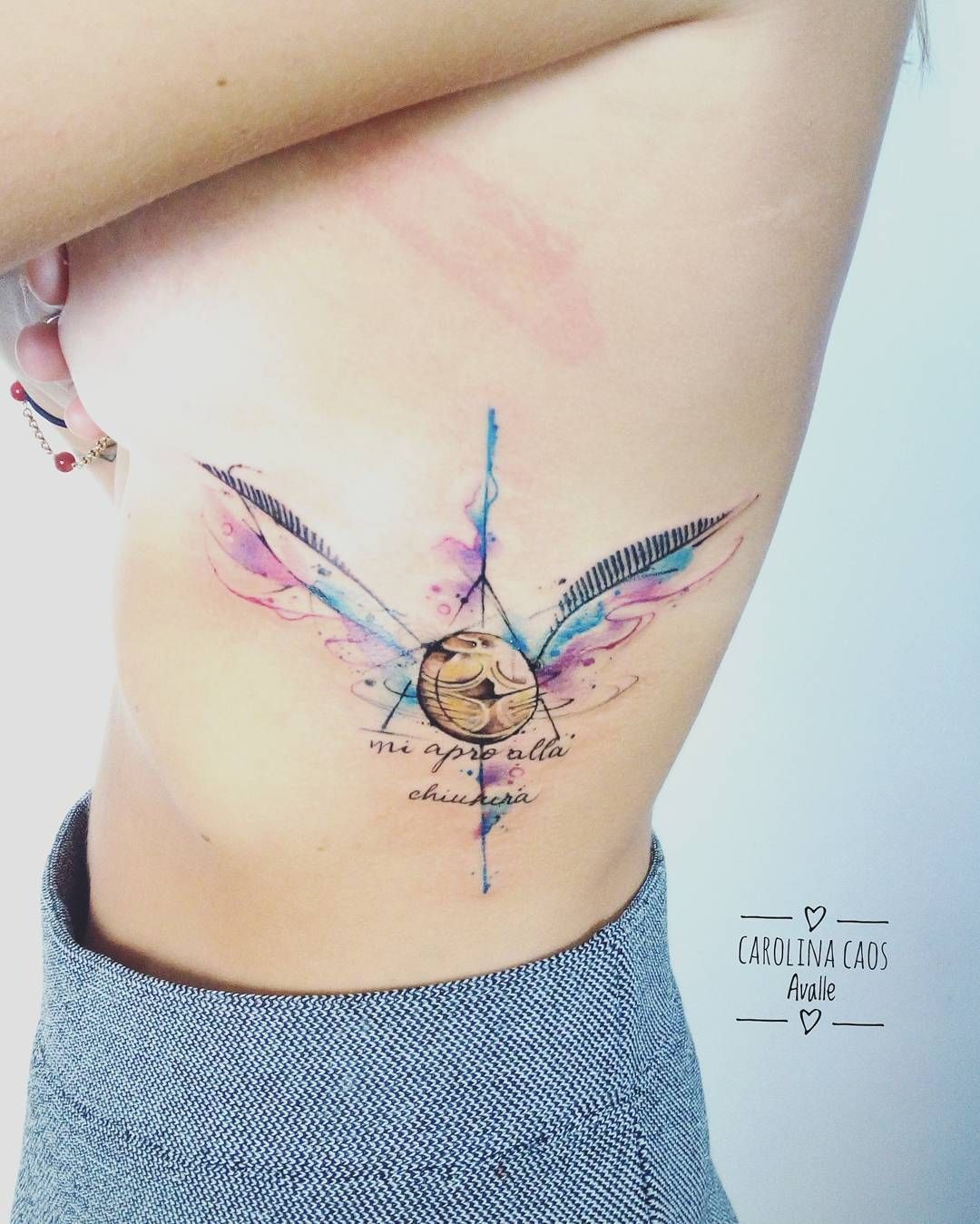 tatouage Harry Potter effet watercolor vif d'or tattoo côte femme