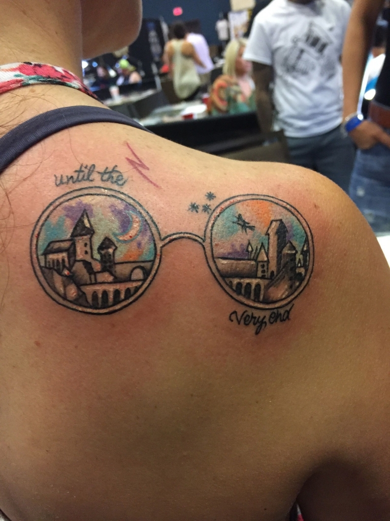 tatouage Harry Potter grandes lunettes colorées sur l'omoplate