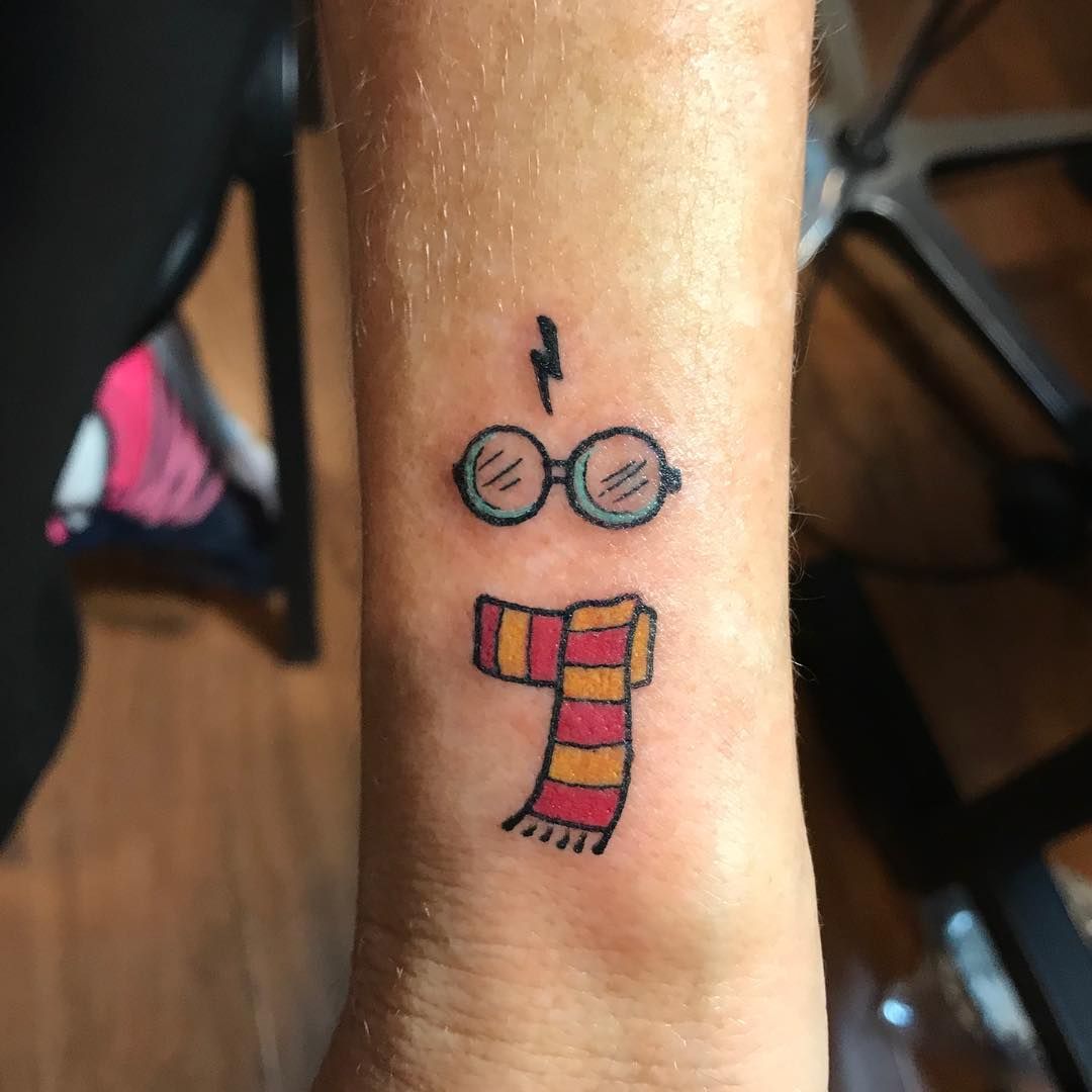 tatouage Harry Potter lunettes éclair écharpe Gryffindor